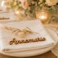 Preview: Personalisiertes Holz-Namensschild als Platzkarte für die Hochzeit auf einer festlich gedeckten Hochzeitstafel.