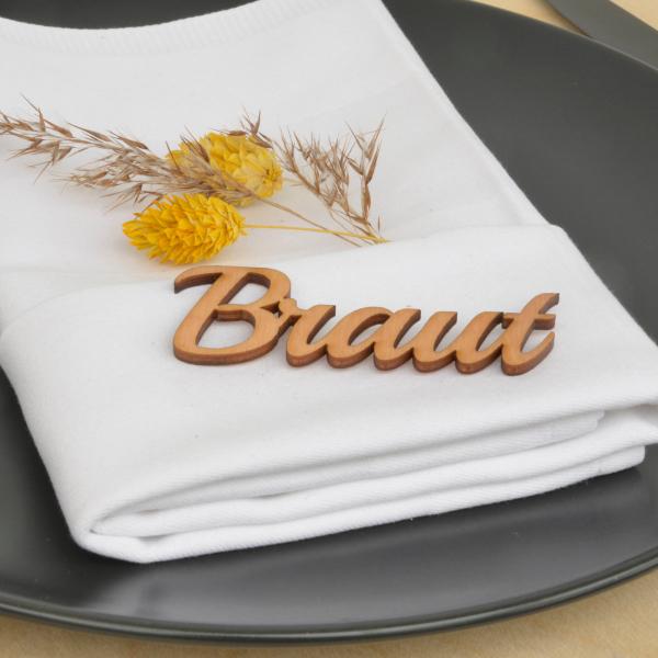 Personalisierte Gästenamen aus Holz als Tischkarten für Hochzeit