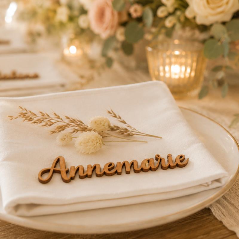 Personalisiertes Holz-Namensschild als Platzkarte für die Hochzeit auf einer festlich gedeckten Hochzeitstafel.